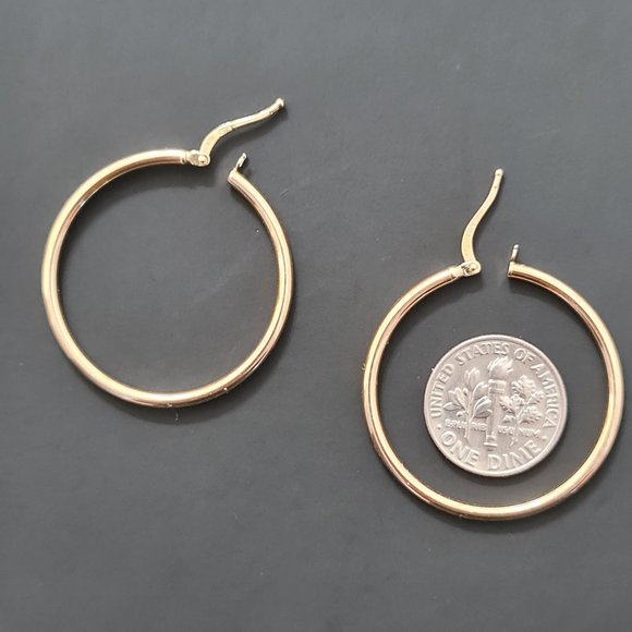 Gold hoop earring - Picture 11 of 16